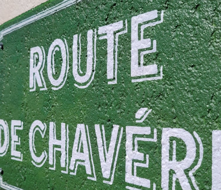 Panneau de rue vert peint directement sur crépi de façade, Jura (39)