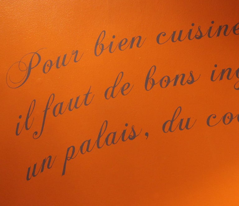 Phrase, lettrage décoratif peint sur mur intérieur, idéal pour votre restaurant ou votre déco.