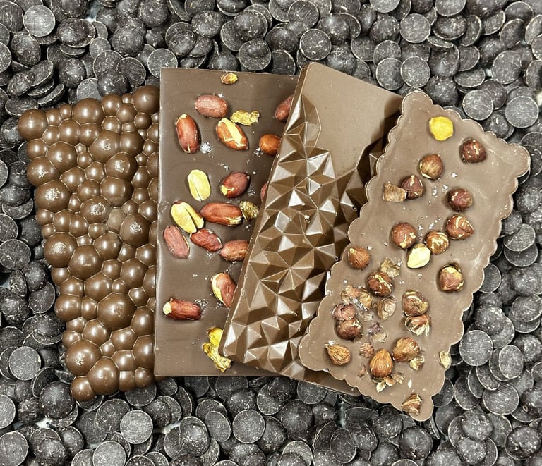 des tablettes de chocolat au lait aux fruits secs