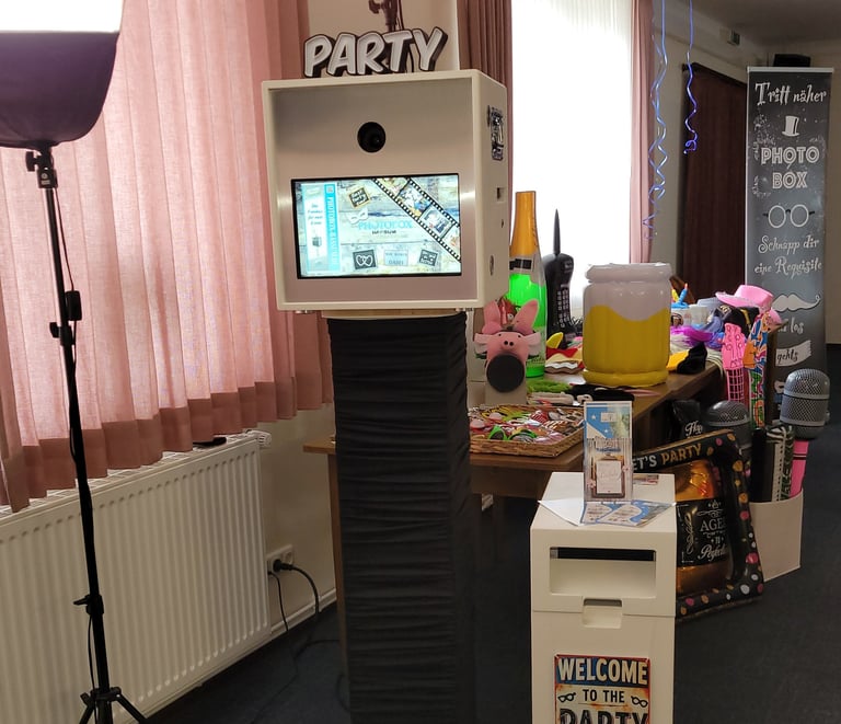 Der Aufbau der Fotobox-Profi-400 mit LED Ständer und schwarzer Husse