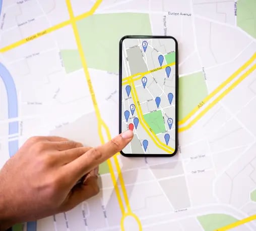 telefono movil con google maps abierto