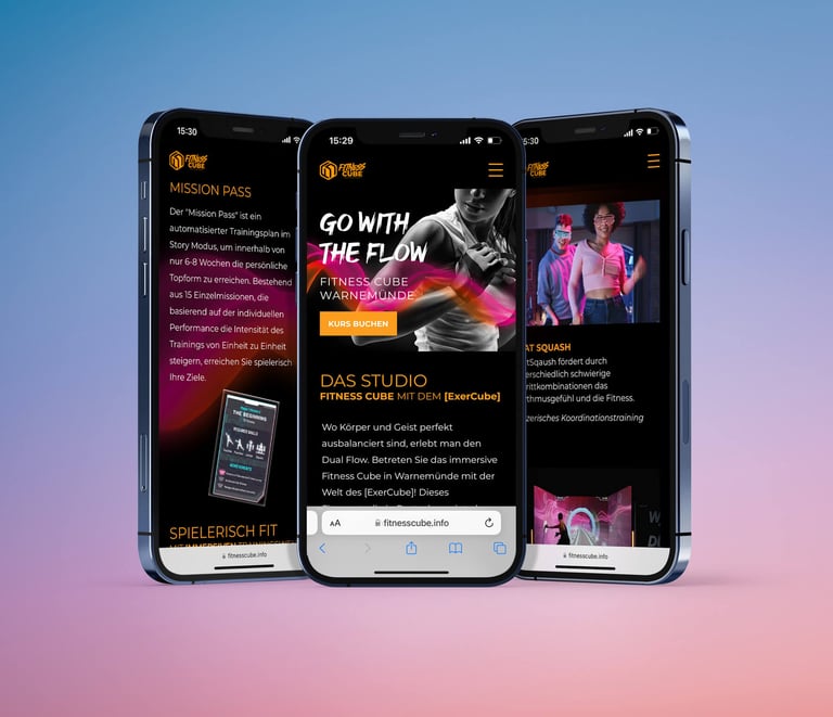drei smartphones mit bildern einer fitness website