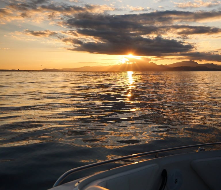 Puesta de sol en barco por la costa de Mallorca - Paseo privado inolvidable