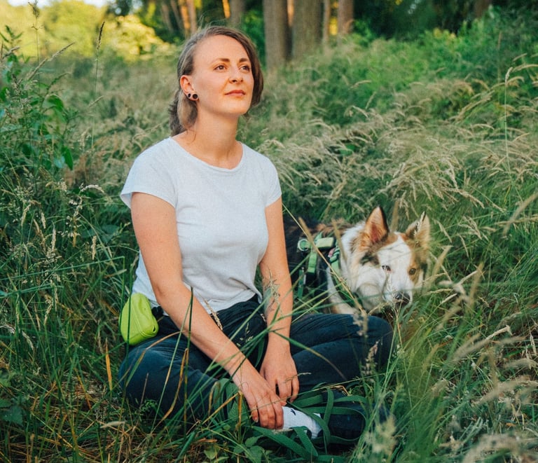 Antonia sitzt mit Hund achtsam im Wald – Waldbaden bei Takoda