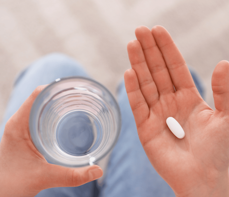 Une main tenant un médicament pour une IVG médicamenteuse