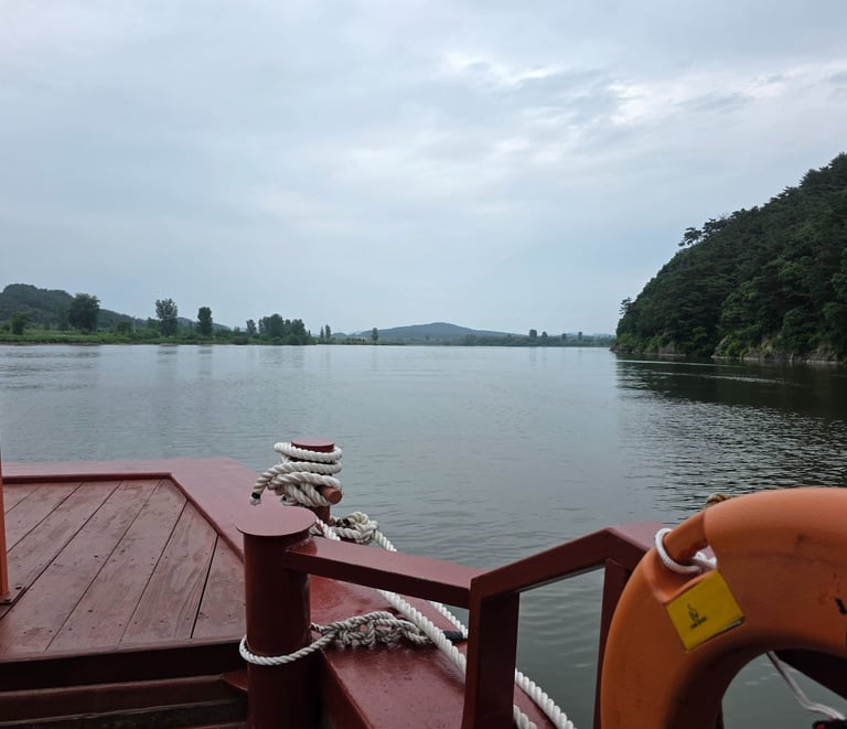 Boat leaving Gudeurae ferry dock to cruise the Baengmagang River
