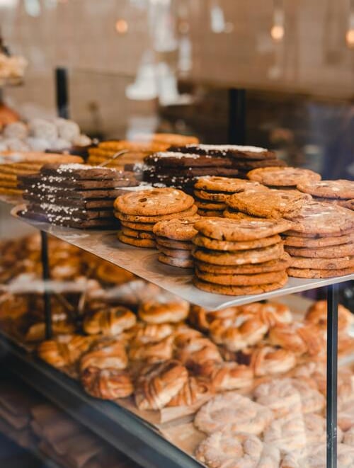 Pilas de galletas y panes siendo exhibidos