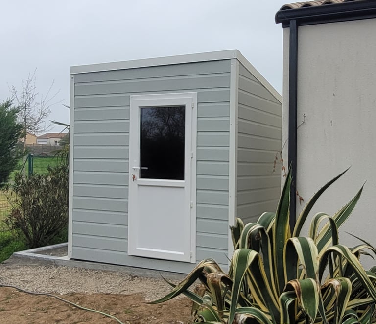 abri de jardin monopente avec ossature bois et bardage en PVC rigide