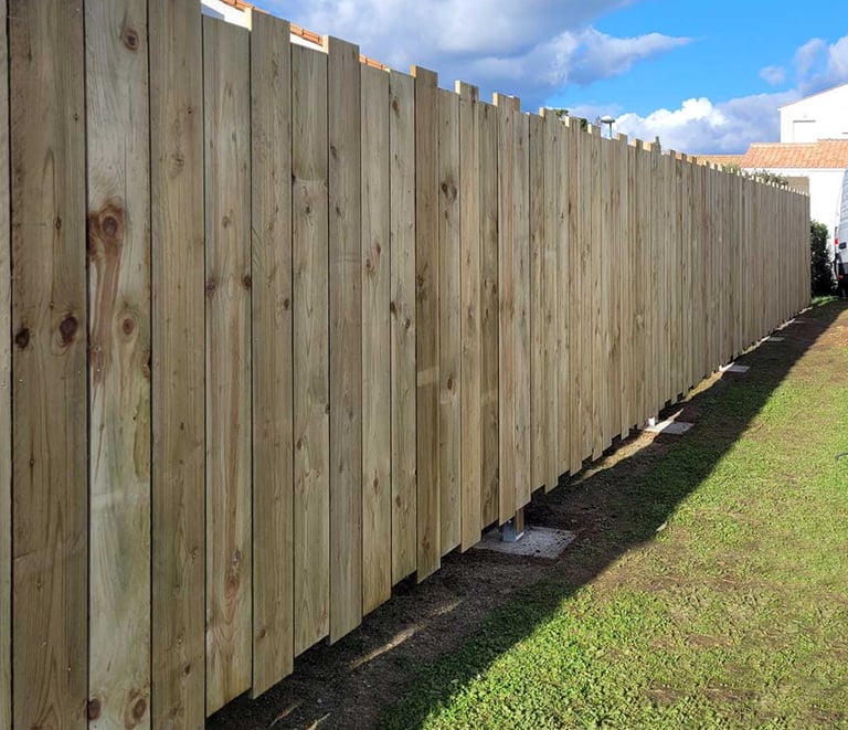 cloture en bois lames verticales hauteur aléatoire