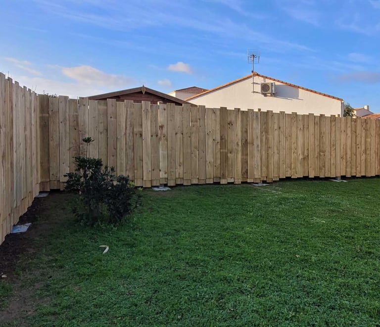 cloture en bois lames verticales destructurée
