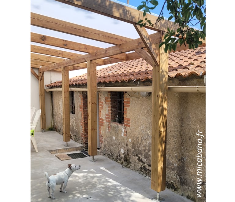 ossature bois d'une pergola avec toiture en polycarbonate