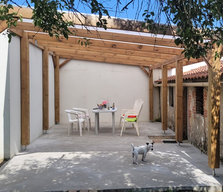 pergola en bois recouverte de plaques en polycarbonate