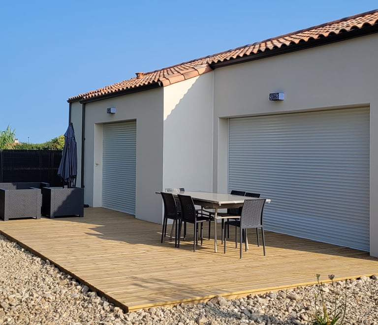 Réalisation d'une terrasse en bois de plein pieds avec seuil de porte inclus