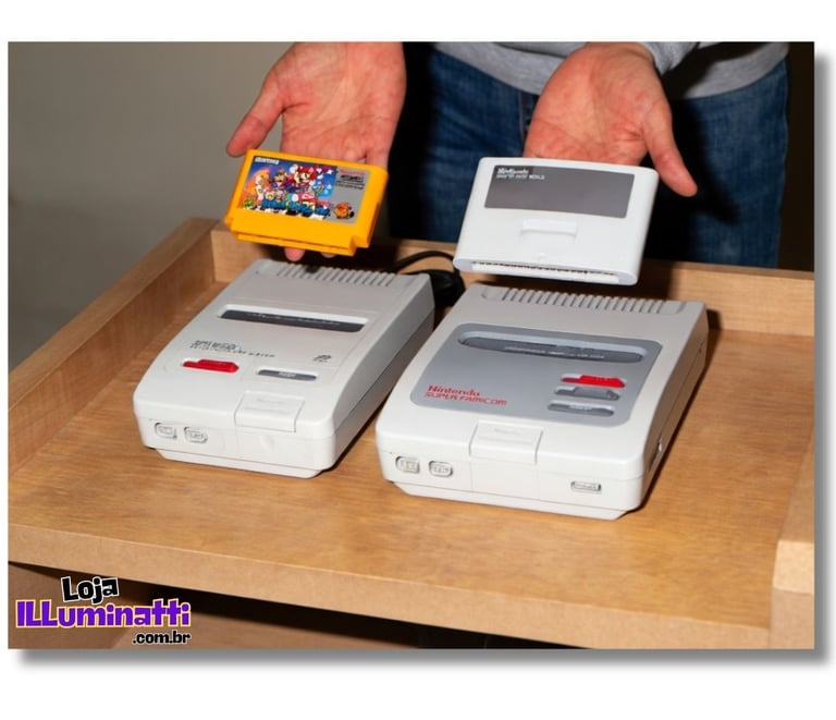 Adaptador Famicom com um cartucho amarelo (esquerda) Super Famicom com um cartucho (direita)