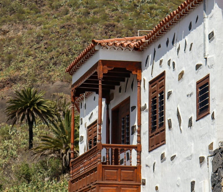 Casas encalladas en formaciones volcánicas de Canarias, patrimonio cultural en rutas camper