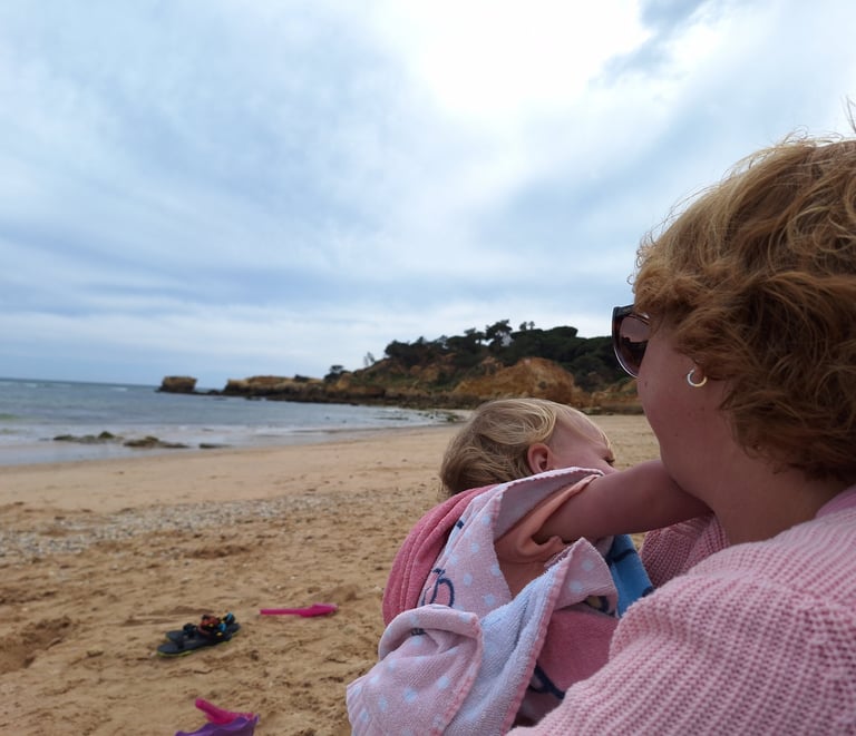 heerlijk zorgeloos genieten samen op het strand bij Olhos d'aqua Portugal Algarve