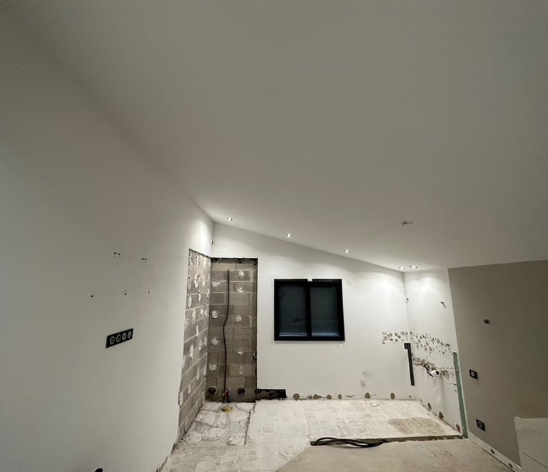 Travaux de rénovation intérieure avec reprise des enduits murs et préparation sol. Harenova
