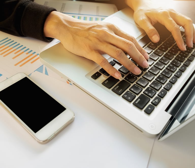 Online marketing a správa sociálních sítí – práce na notebooku při tvorbě strategie obsahu.