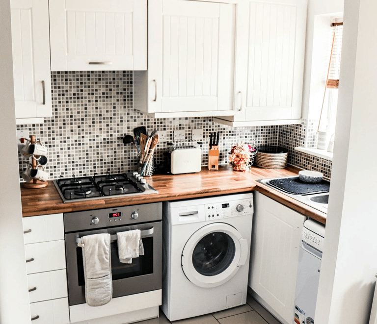 cocina color blanco con varios electrodomésticos