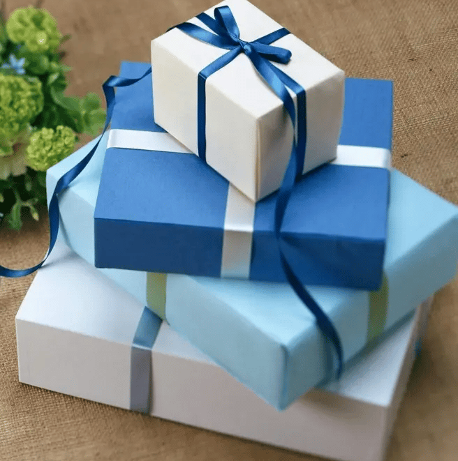 Categoria de regalos mostrando 3 regalos encimados