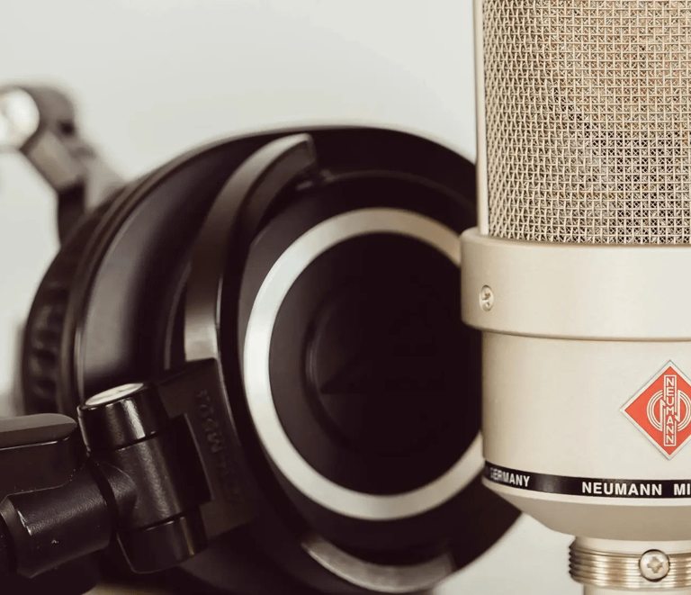 Audifonos inalámbricos negros junto a un micrófono