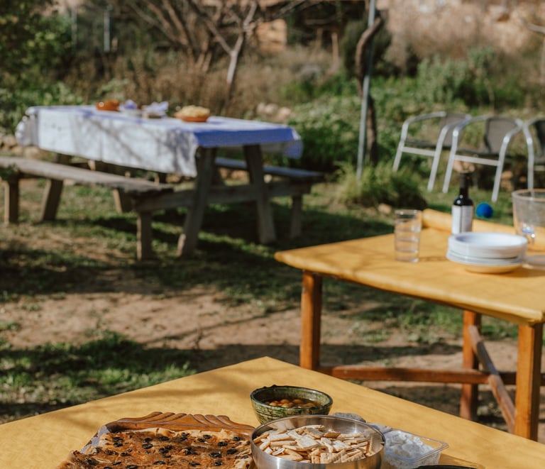 Taules amb banc per a l'hora de l'esmorzar, brunch, dinar, berenar...