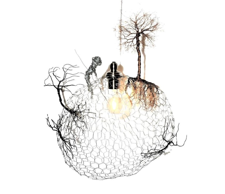 Lustre l'homme qui plantait des arbres sculpture de Wilfrid Bricourt