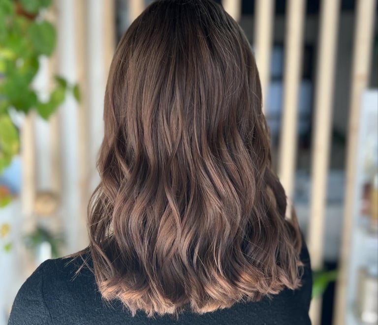 une femme aux cheveux longs et à la chemise noire