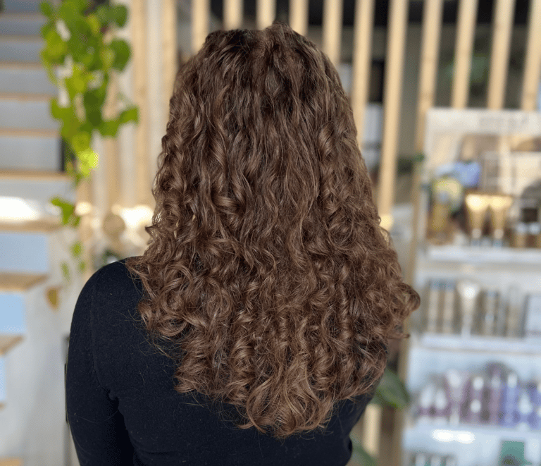 une femme aux cheveux longs et au haut noir