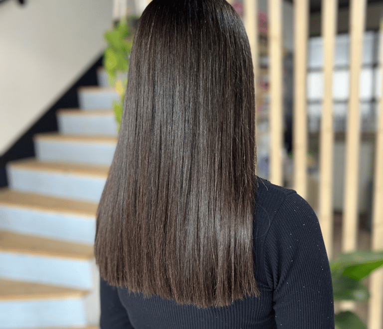 une femme aux cheveux longs et au haut noir