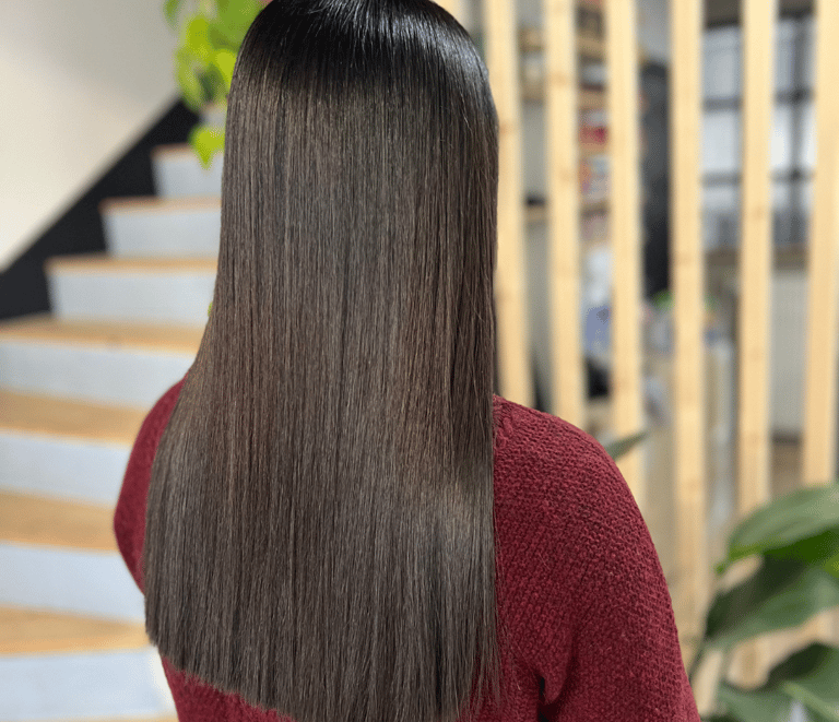 une femme aux cheveux longs et au pull-over rouge