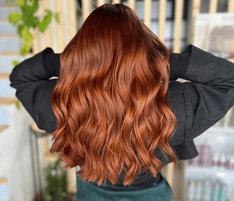 une femme aux cheveux roux et au haut noir