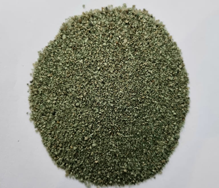 Pasir warna hijau untuk rumput sintetis