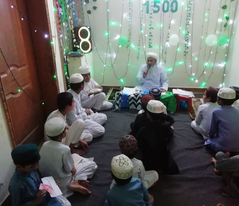 madrasa-qurania-teacher-teaching-students.jpg