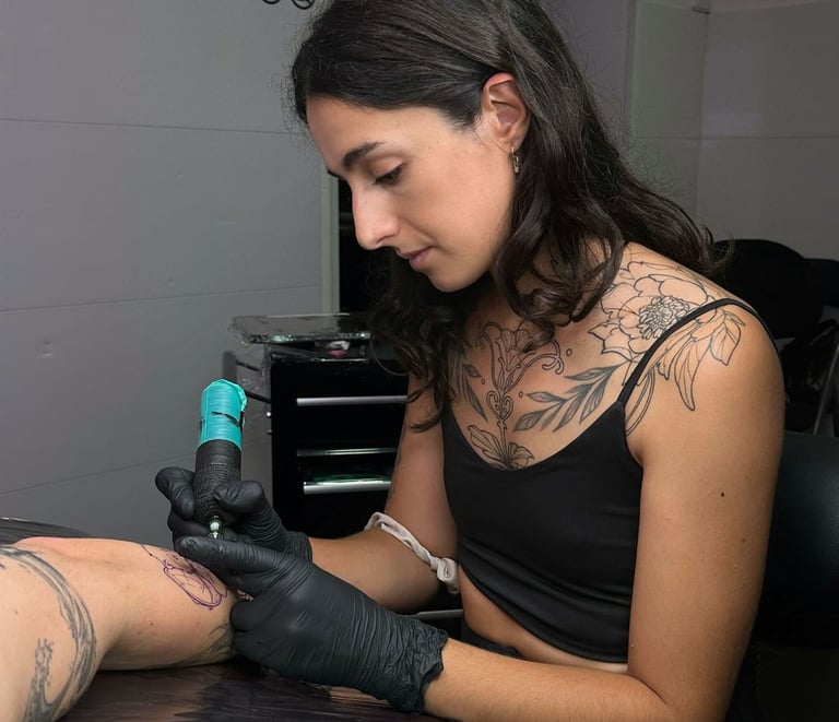 Sara Valero realizando un tatuaje de estilo japonés en un cliente en Dasa Ink, Barcelona