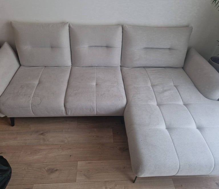 Kanapa w Warszawie z plamami przed praniem