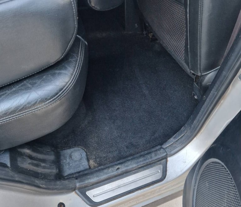Wnętrze samochodu terenowego po upraniu odkurzaczem piorącym Numatic z dojazdem do klienta gratis