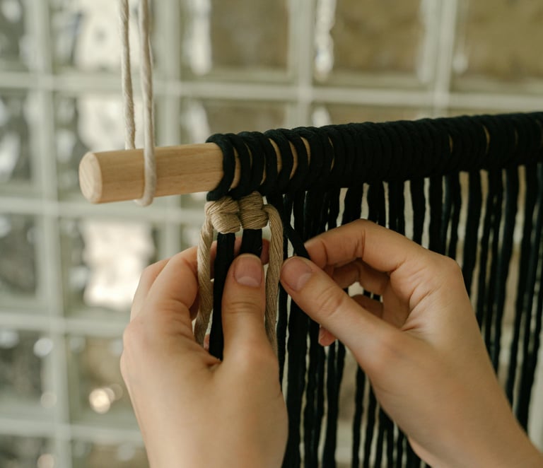 tejiendo macramé con un palo para colgar 