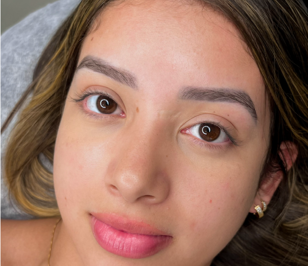 Olho antes e depois da aplicação Fox Eyes: cílios curtos e caídos vs. alongamento diagonal e cantos