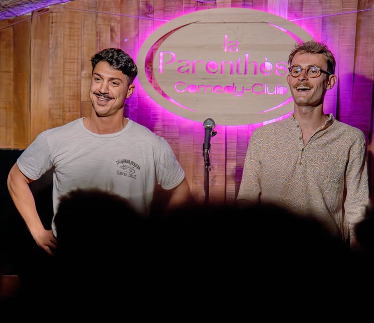 Des humoristes en train de faire du stand-up en entreprise