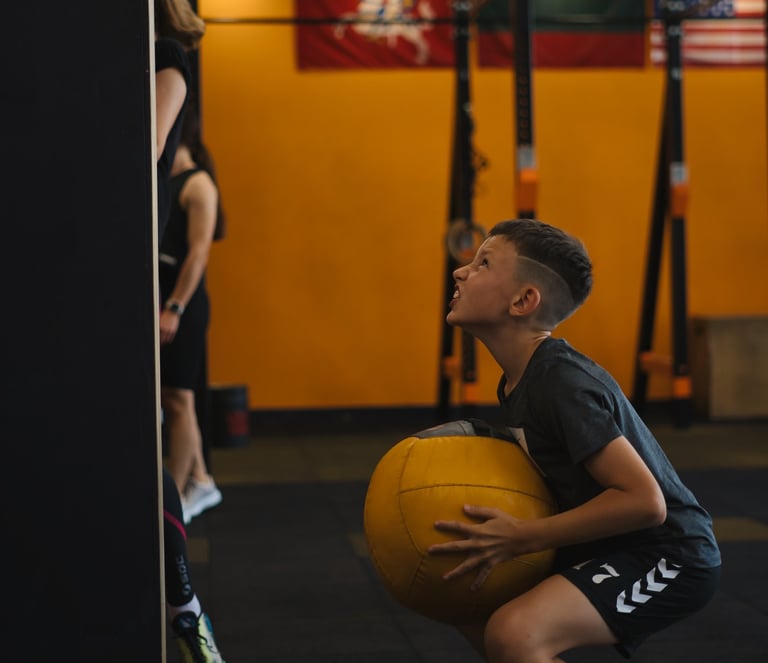 Vaikų treniruotės Šiauliuose. CrossFit Kids. Smagios vaikų treniruotės