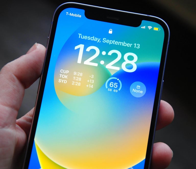 Persona sosteniendo un iPhone 12 Km0 con pantalla encendida, mostrando la claridad y funcionalidad del dispositivo.