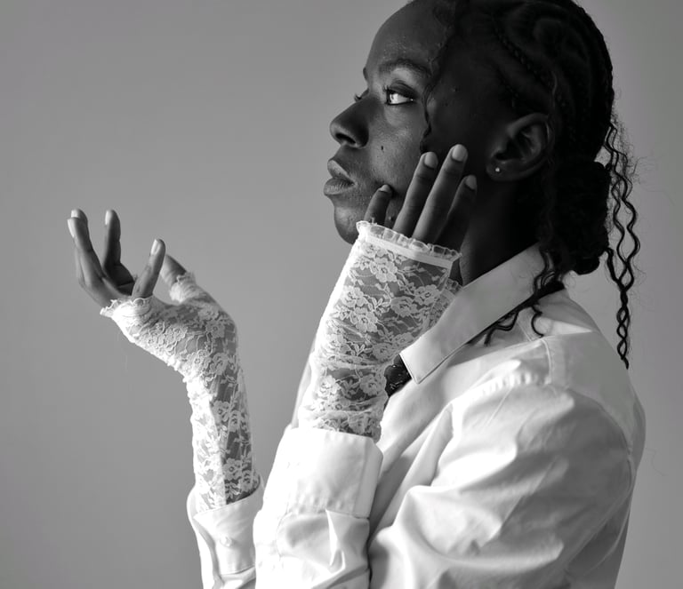 Portrait modèle - femme noir - pose élégante - en studio à Brunoy