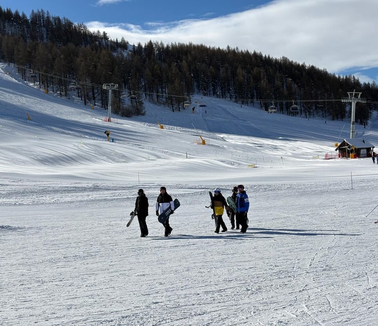 Maestro di snowboard svolge lezioni di gruppo a Sestriere