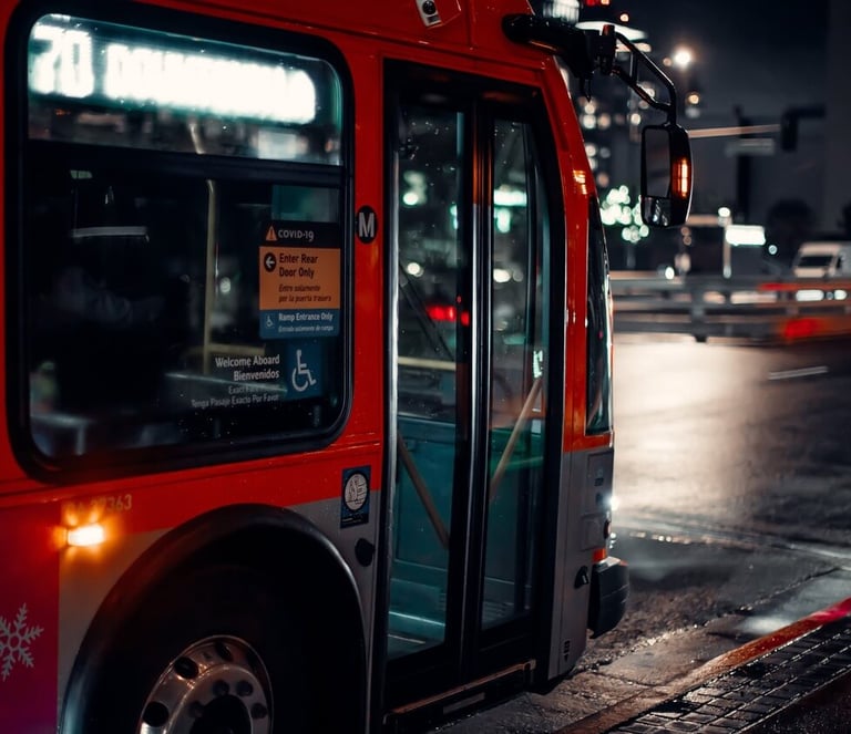 Skuteczne usuwanie brudu i dezynfekcja pojazdów transportu publicznego przemysłowym generatorem pary EV Poseidon.