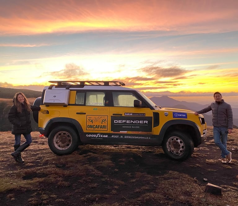 Equipe Dakar Overland e uma Land Rover Defender em um cânion na Expedição Sul do Brasil.