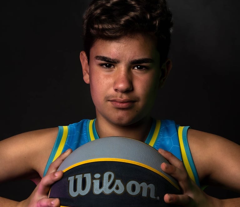 Retrato de un niño con un balón de baloncesto