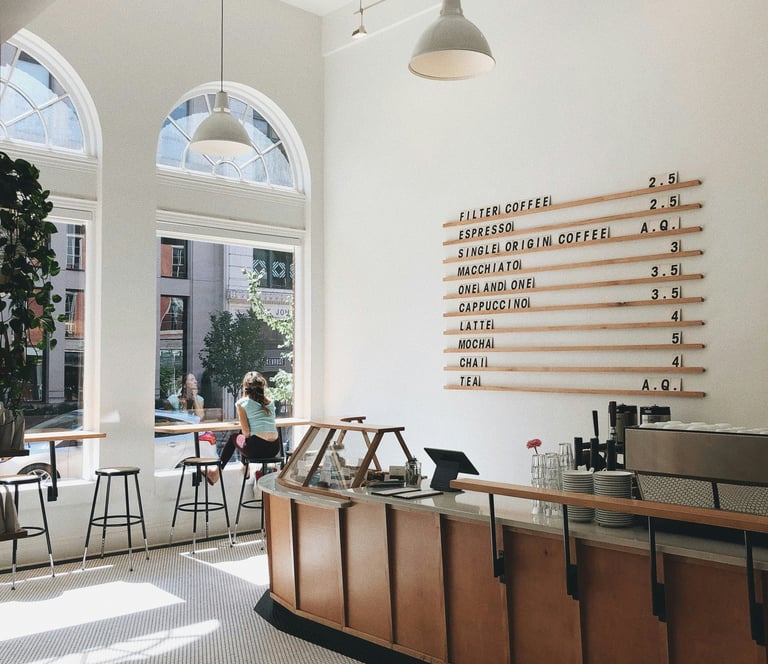 restaurant blanc spacieux comptoir table et chaise
