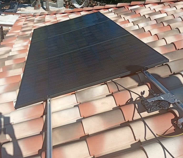 Pose de panneaux solaires raccordés à leur micro-onduleur sur toiture en tuiles à Lorgues (Var)