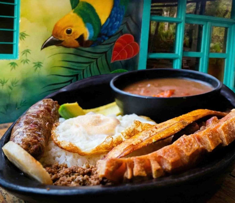 Plato de Bandeja Paisa tradicional servido en un cuenco de barro rústico, en La Martina Campestre
